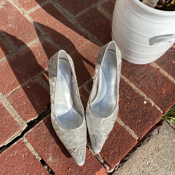 Karen Scott used formal shoes. 👠 - Picture 2 of 12